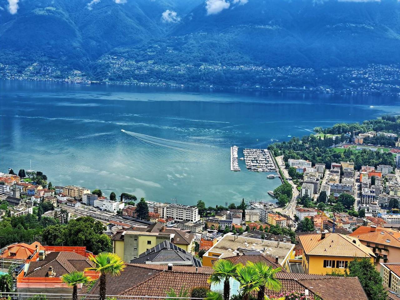 Ganze Wohnung, Frisch renoviertes Studio im obersten Stock. in Orselina, Tessiner Alpen