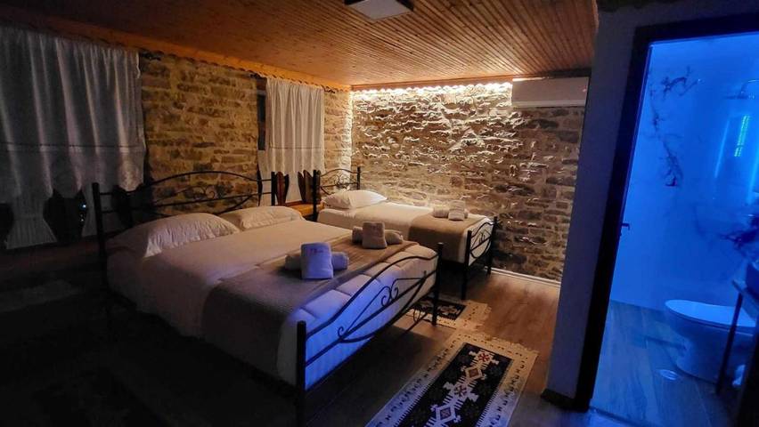Chambre d’hôte pour 3 personnes, avec vue et terrasse dans Gjirokastër