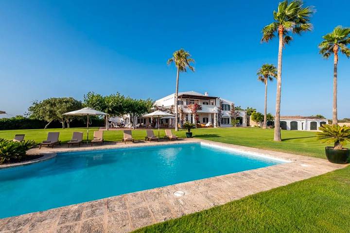 Chalet para 10 personas, con jardín además de balcón y jacuzzi en Menorca