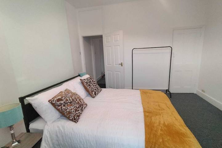 Convenient 3-Bed Home near M4, Reading University, Shops and Takeaways in Reading, Berkshire