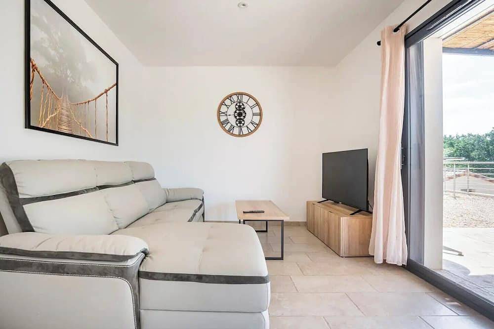 Maison de Romy,4 personnes avec piscine commune a deux logements in Saint-Martin-d'Ardèche, Gorges de l’Ardèche
