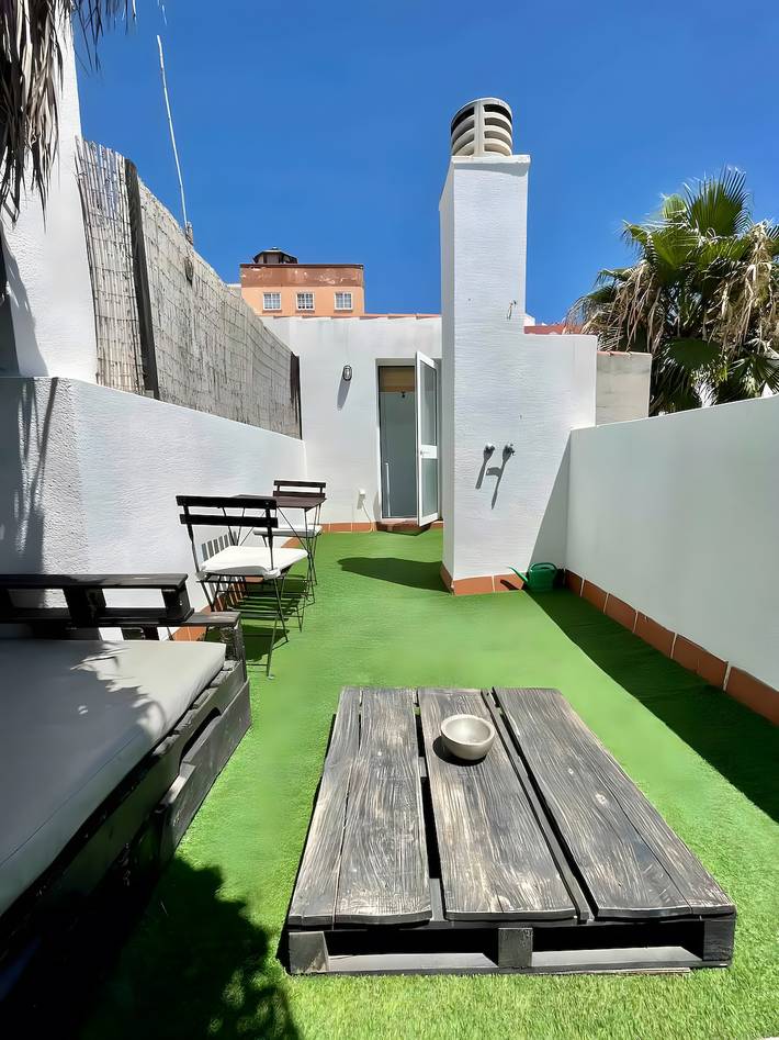 Entire studio, Studio Apartment 'The Black Rose Rooftop Malaga City' with Private Terrace, Wi-Fi and Air Conditioning in Málaga Central District, Malaga