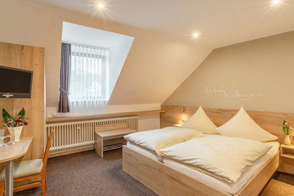 Doppelzimmer Du/Wc Standard ohne Frühstück - Zur Neroburg, Hotel Restaurant in Neroth, Vulkaneifel