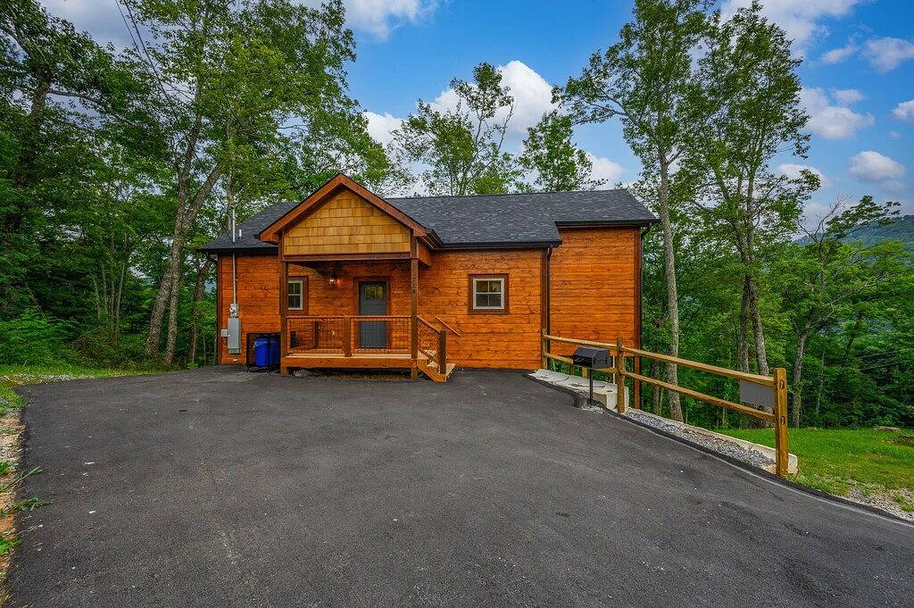 Upscale cabin w/ Mountain Views & fireworks viewing from Hot Tub, Free Passes in Gatlinburg, Sevier County