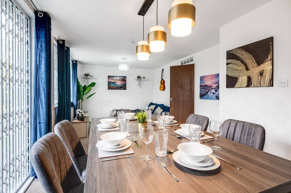 Majestic Gem - Pool Table - Coop /Etihad - Parking in Manchester, Greater Manchester