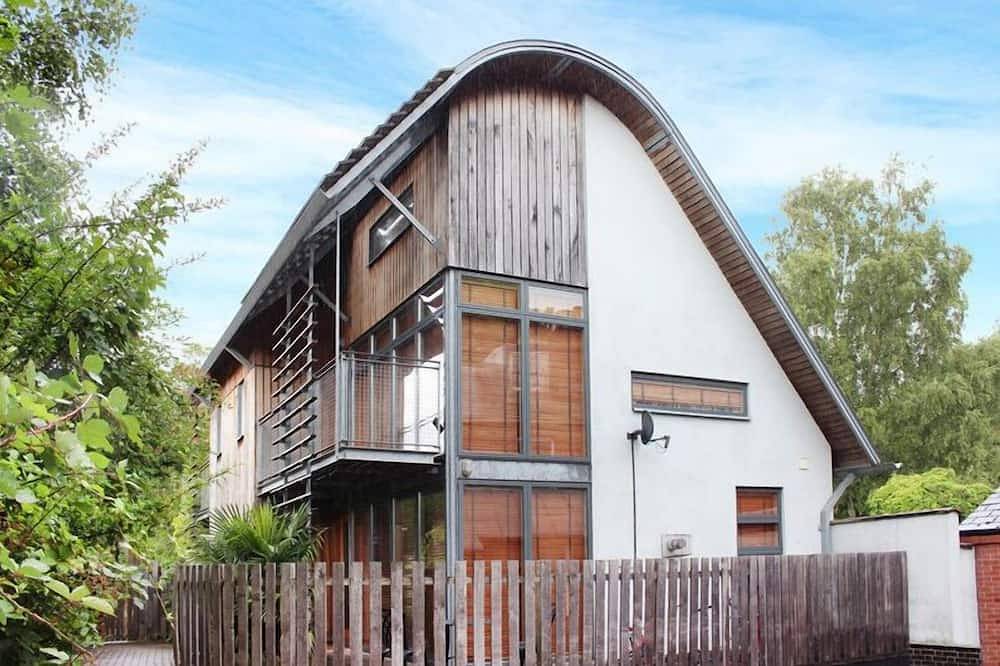 South House offers high comfort self-catering accommodation for up to 6 people, in Winchester, South Downs
