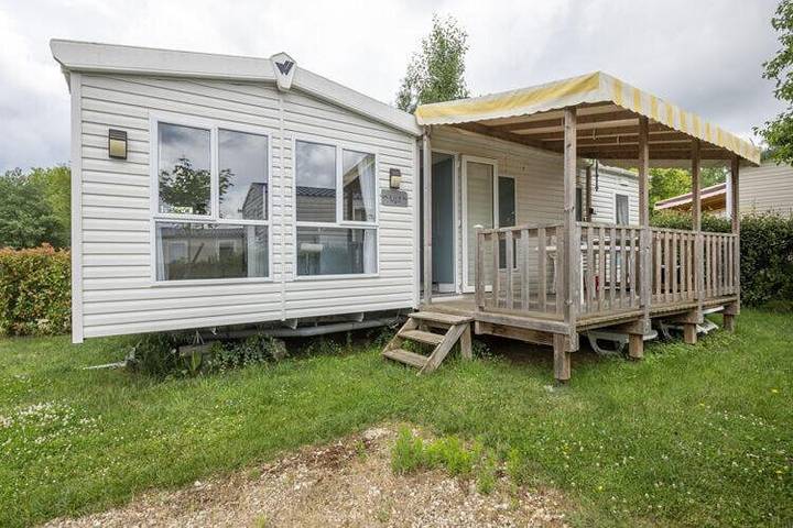 Camping pour 4 personnes, avec piscine ainsi que terrasse et jardin