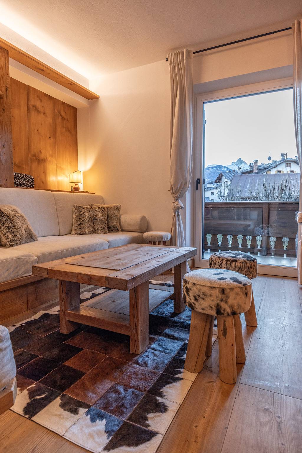 Entire apartment, Casa Ampezzo, in centro con balcone e parcheggio in Cortina d'Ampezzo, Dolomiti Superski