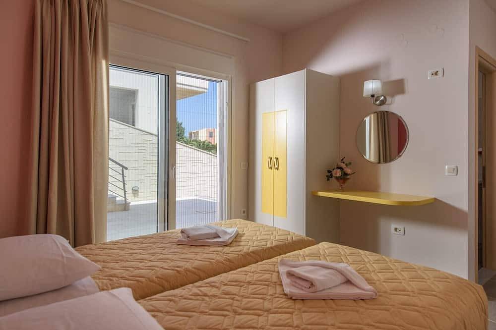 Heated pool + Hydromassage ★ 500mt to beach ★ Sea view ★ Walk to market / restaurants / bar in Kato Stalos, Chania region