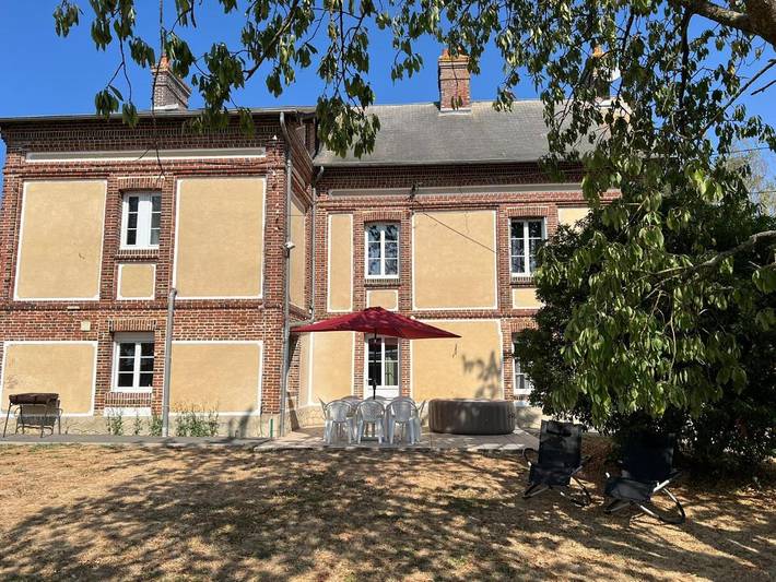 Location de vacances pour 12 personnes, avec Jacuzzi et Terrasse ainsi que Jardin et Vue à Rugles