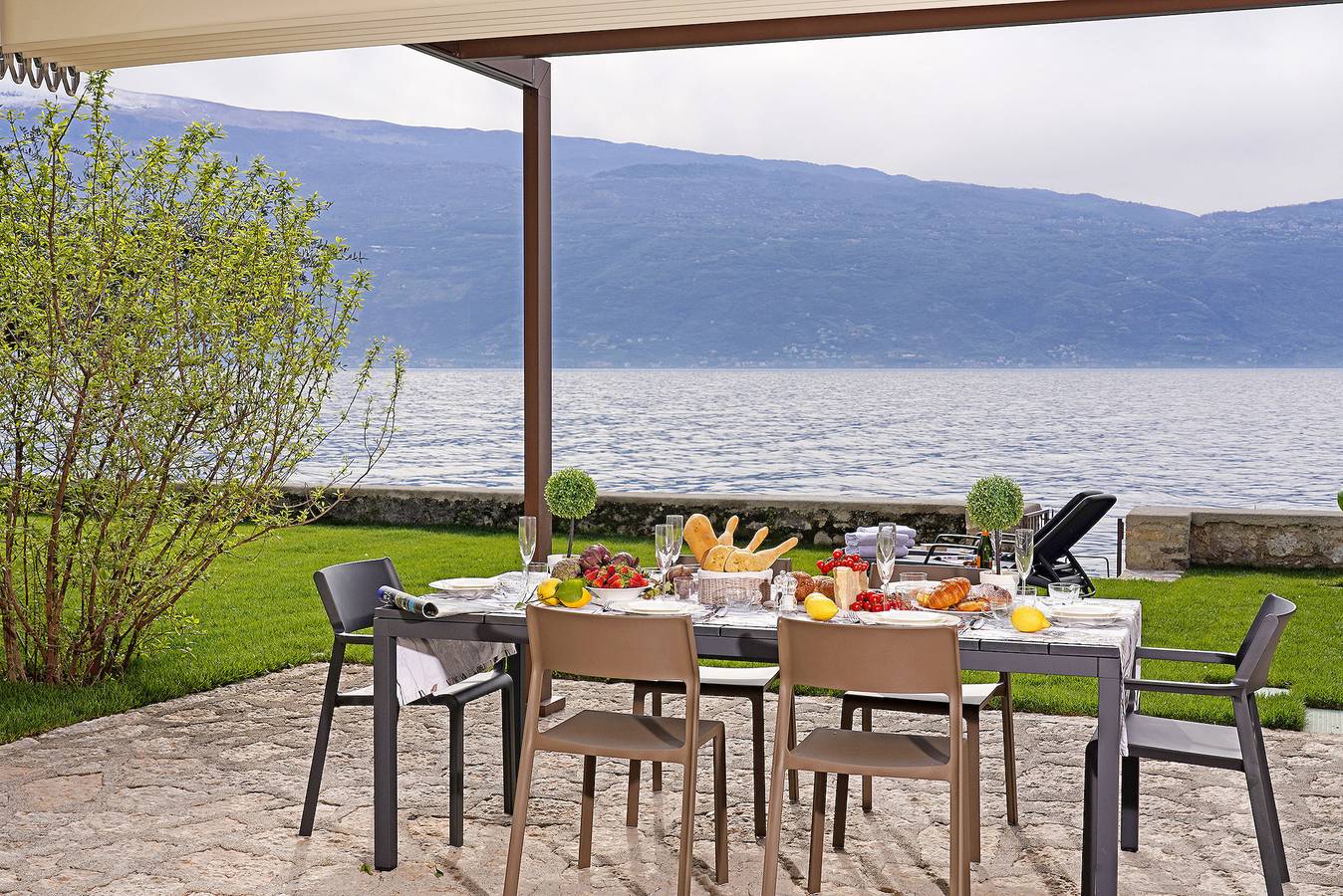 Villa Victoria Lake front in Gargnano, Gardasee-Berge