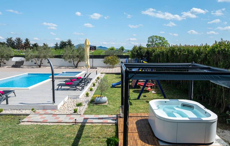 Ferienhaus für 8 Personen, mit Garten und Whirlpool in Zadar - 2