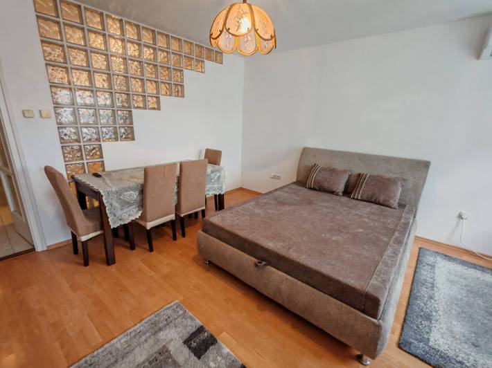 Ganze Wohnung, Quelle Apartment in der Innenstadt mit privatem Garten in Ketschkemet, Kecskeméti járás