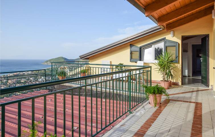 Ganze Ferienwohnung, Beachy 1BR Wohnung w / Parkplatz & AC in Santa Maria di Castellabate, Castellabate