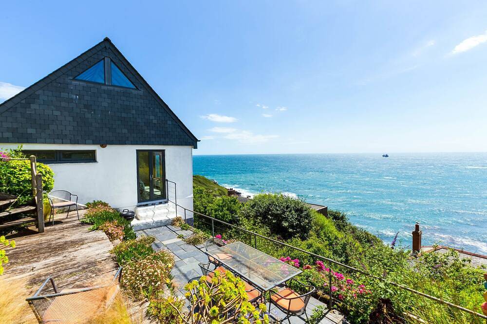 Ein wunderschönes und gut gestaltetes \"Upside-Down\" -Haus mit Panoramablick auf das Meer. in Coverack, Cornwall