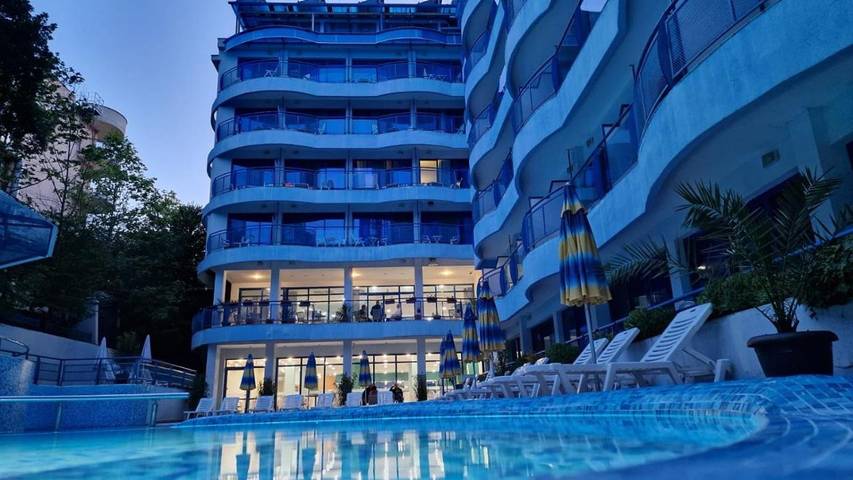 Hotel para 3 personas, con piscina para niños y balcón además de piscina y sauna - 1