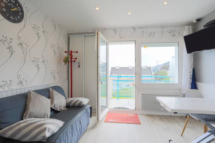 Entire apartment, Seafront Apartment with Sea View, Private Terrace, and Wi-Fi in Les Rosaires, Plérin