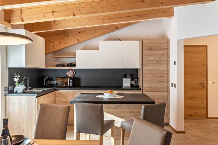 Entire apartment, Majon De Rita Apartment with Mountain View, Hot Tub, and Wi-Fi in Vigo di Fassa, San Giovanni di Fassa