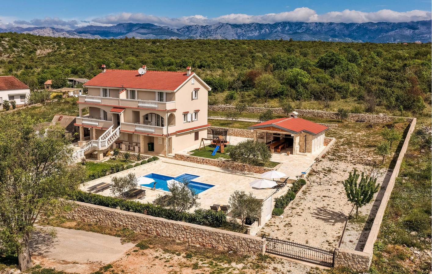 Reizendes Apartment am Pool mit Terrasse in der Nähe des Stadtzentrums von Posedarje in Posedarje, Zadar