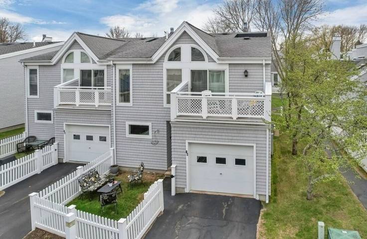 Vacation rental for 10 people, with yard and pool as well as hot tub and balcony in York (Maine)