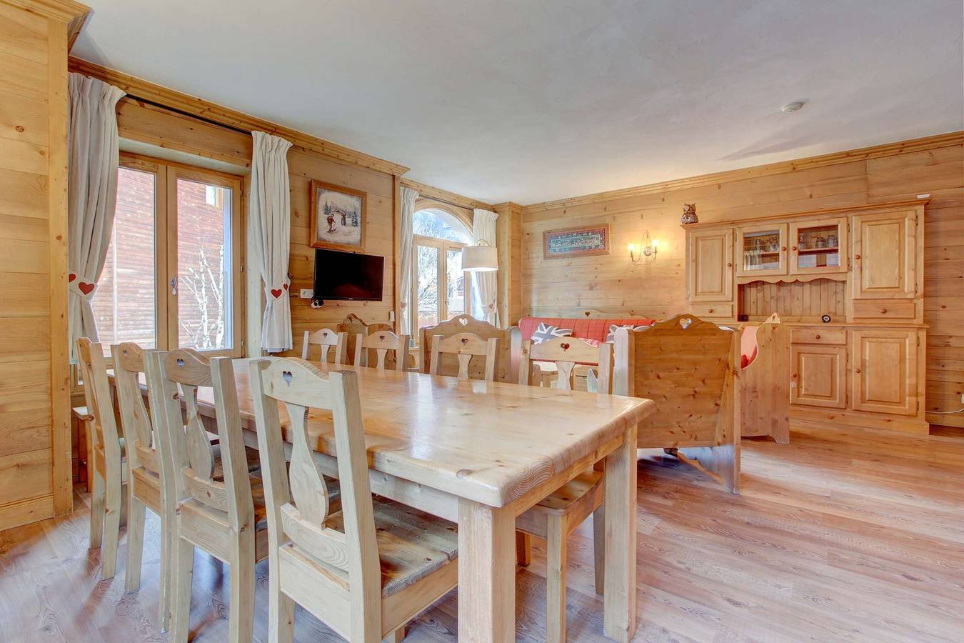 Entire holiday apartment, Lodge 3 - Lovely and spacious 2 bedrooms close to Morzine centre in Morzine, Les Portes du Soleil