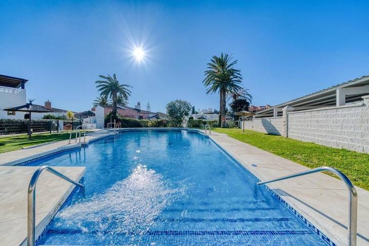 Chalet para 4 personas, con piscina además de jardín y vistas en Estepona