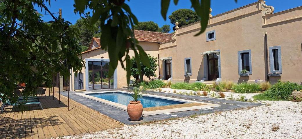 Chambre d’hôte pour 2 personnes, avec Terrasse ainsi que Piscine et Vue à Saint-Laurent-de-la-Cabrerisse