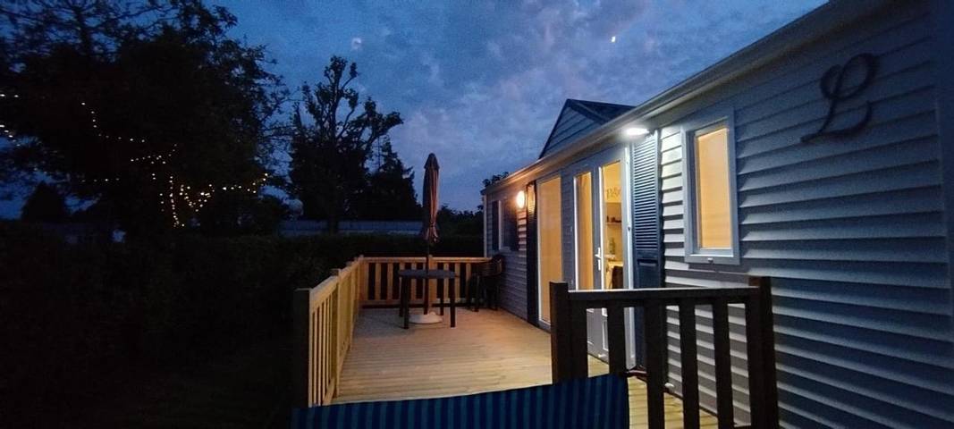 Camping pour 4 personnes, avec Terrasse et Jardin ainsi que Piscine et Vue
