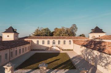 Chambre d’hôte pour 2 personnes, avec jardin ainsi que vue et piscine, adapté aux familles à Saint-Estèphe