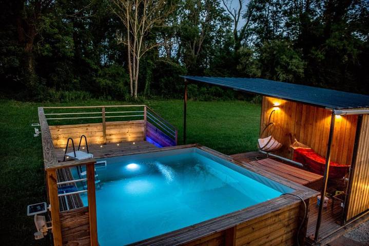 Location de vacances pour 4 personnes, avec Jacuzzi et Terrasse ainsi que Jardin et Piscine à Les Sièges
