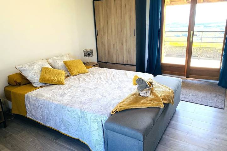 Gîte pour 4 personnes, avec terrasse ainsi que jardin et piscine à Parnans - 2