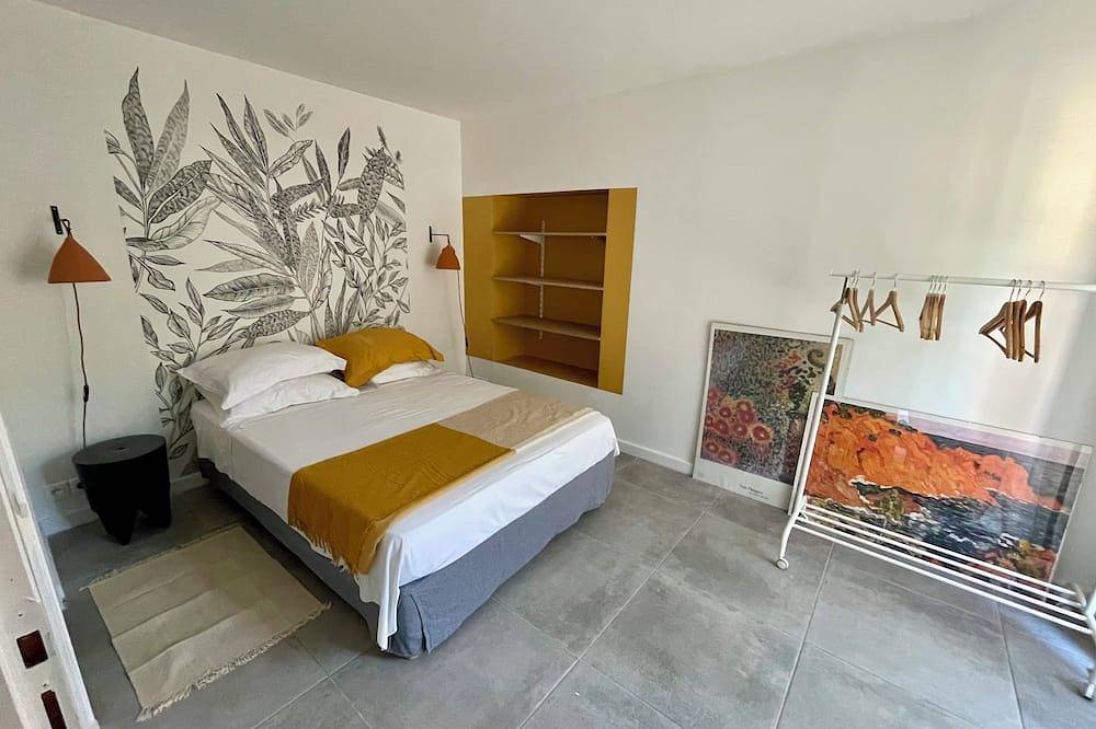 Quiet Bel Air house with swimming pool access in Entraigues-sur-la-Sorgue, Vaucluse