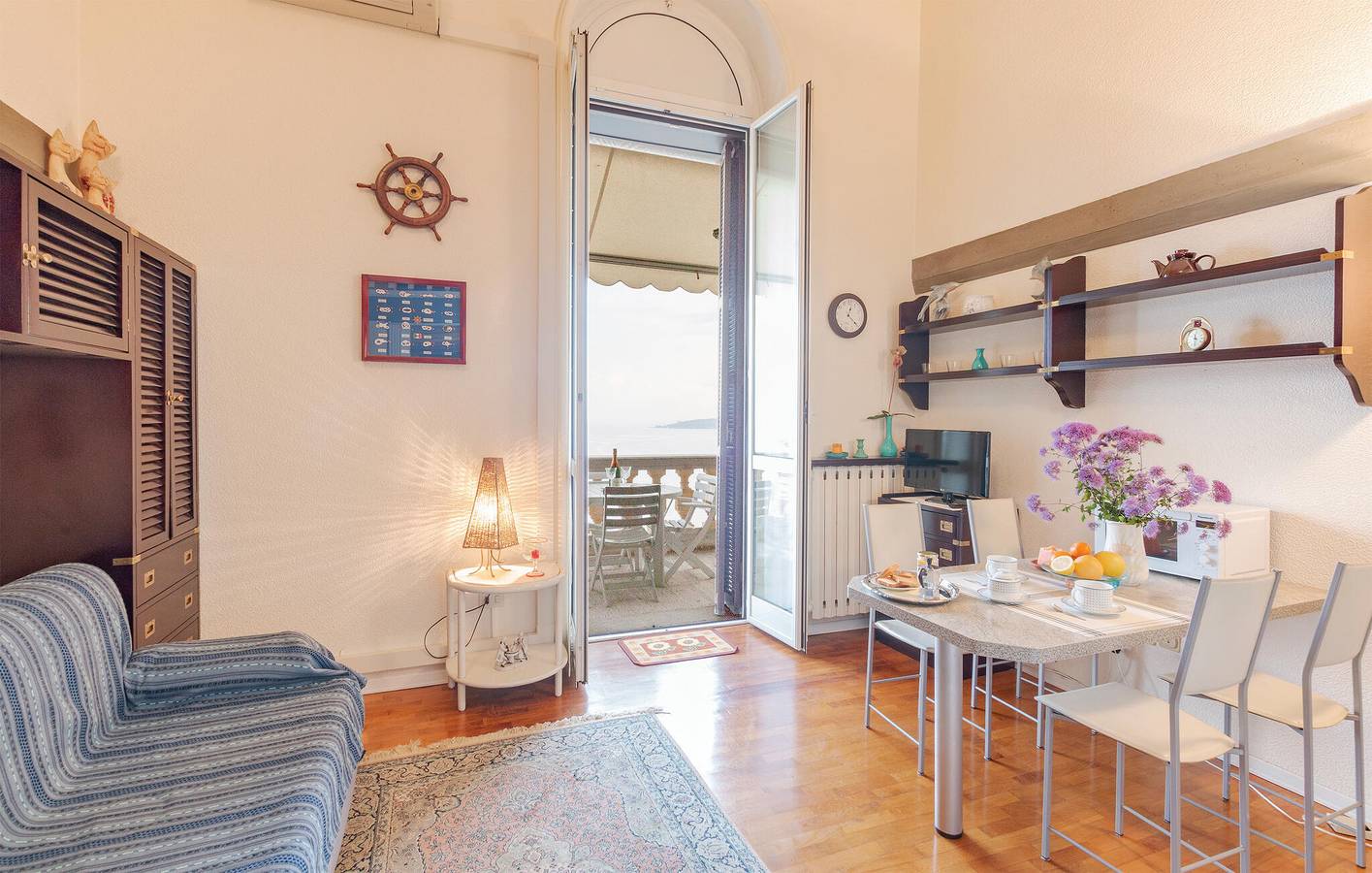 Entire vacation apartment, Beachfront Apartment with Terrace & Parking in Grimaldi, Ventimiglia