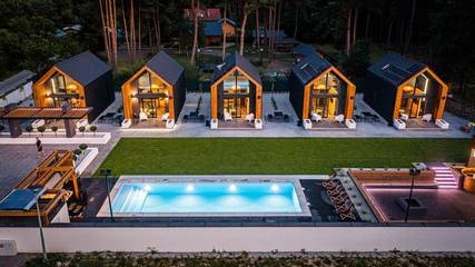 Parc de vacances pour 6 personnes, avec piscine et sauna ainsi que terrasse et vue dans Radawa