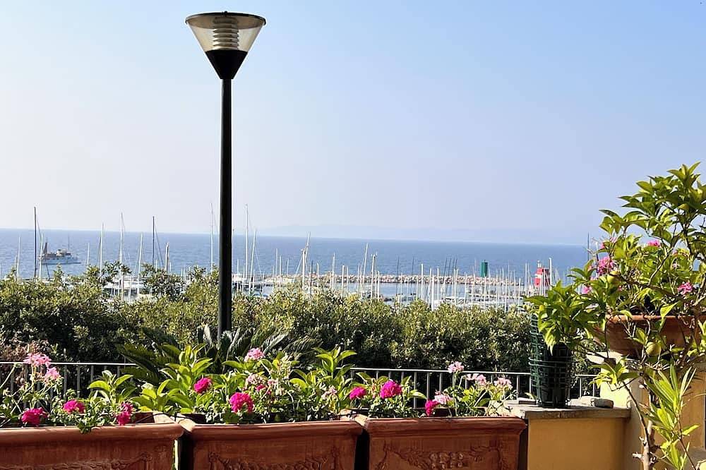 Entire apartment, Beautiful 1 bed apartment, sleep 4, 3 min to beach on foot, garage A/C and lift. in Castiglione della Pescaia, Grosseto Province