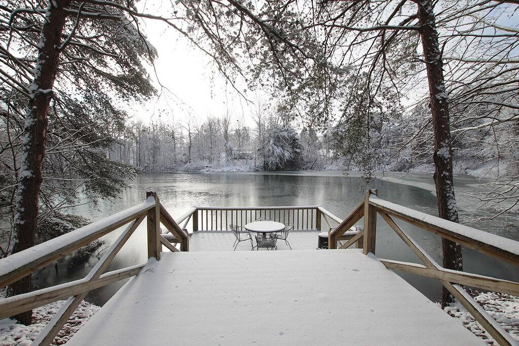 Dieses charmante, gemütliche Cottage verfügt über einen eigenen Whirlpool und eine Terrasse zum Angeln. in Lake Cumberland