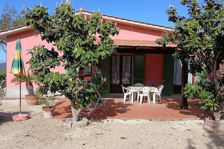 Location de vacances pour 4 personnes, avec balcon ainsi que jacuzzi et jardin, animaux acceptés à Capoliveri