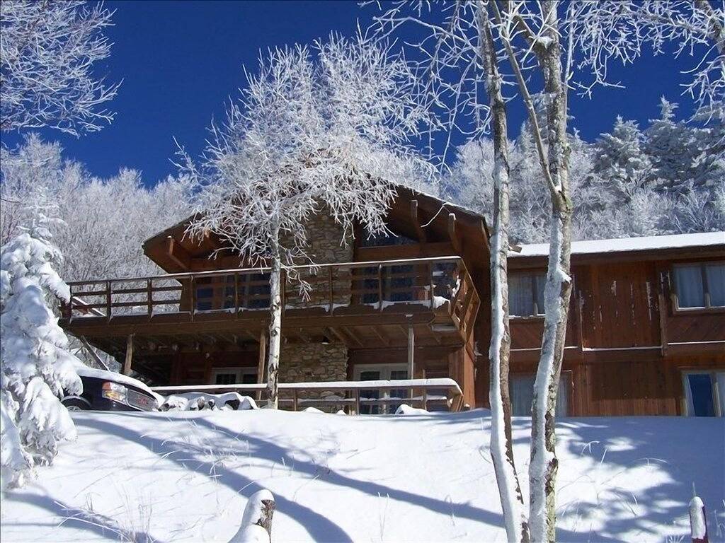 Wunderschönes Ski In-Ski Out Chalet nahe der Spitze des Western Express Skilifts. in Snowshoe, Greenbrier River