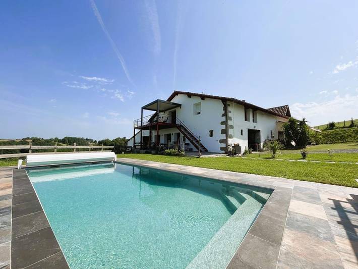 Gîte pour 4 personnes, avec Jacuzzi et Terrasse ainsi que Jardin et Piscine