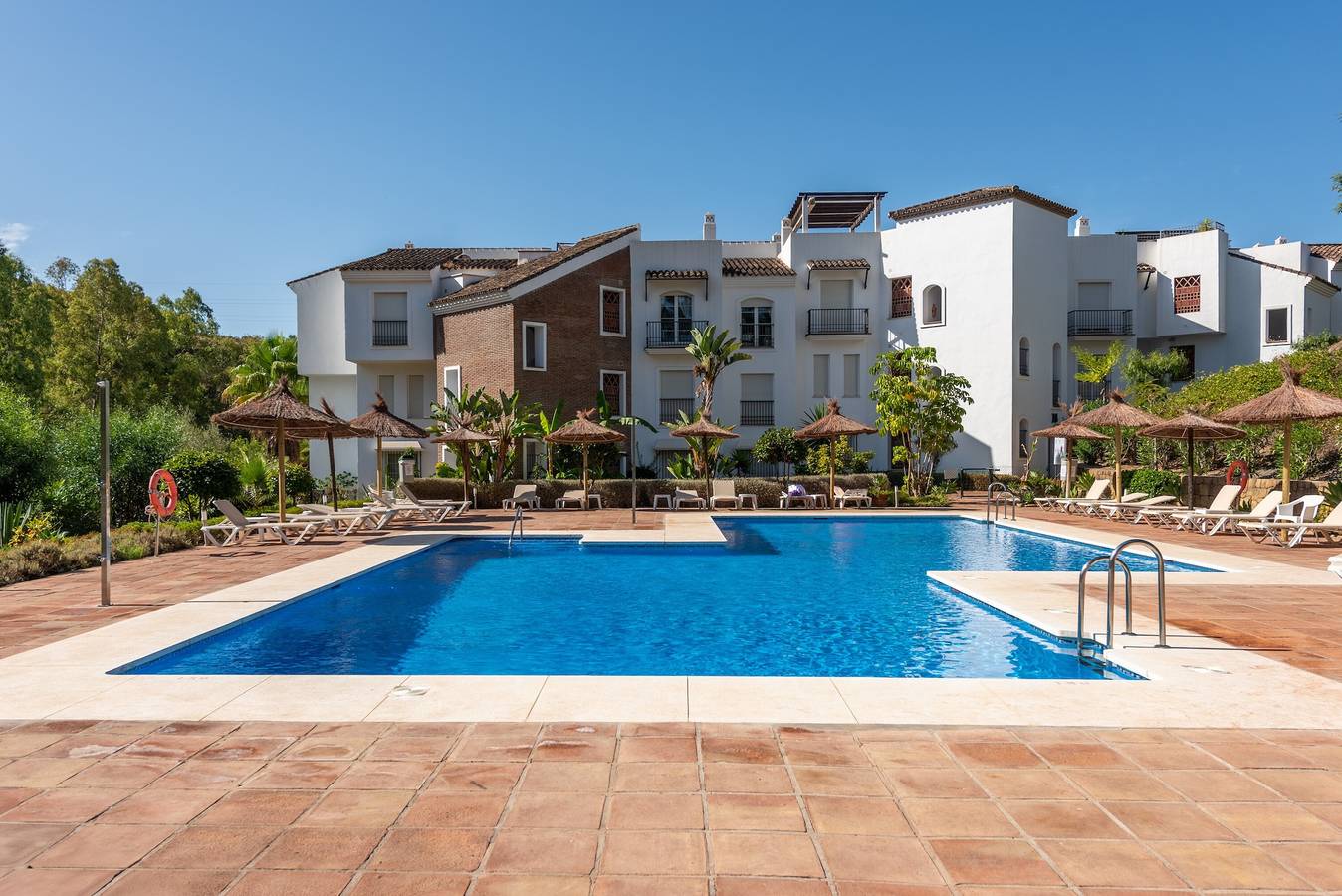 Apartamento entero, Apartamento 'Los Eucaliptos B_9_1' con piscina compartida, Wi-Fi y aire acondicionado in Capanes del Golf, Benahavís