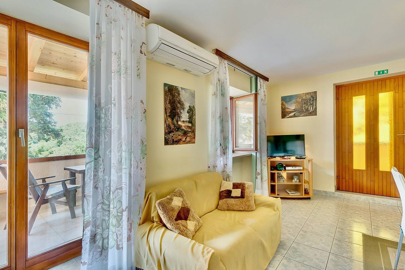 Ganze Wohnung, Ferienwohnung Marisol mit cozy Terrasse nah am schönen Strand in Nerezine, Kvarner Inseln