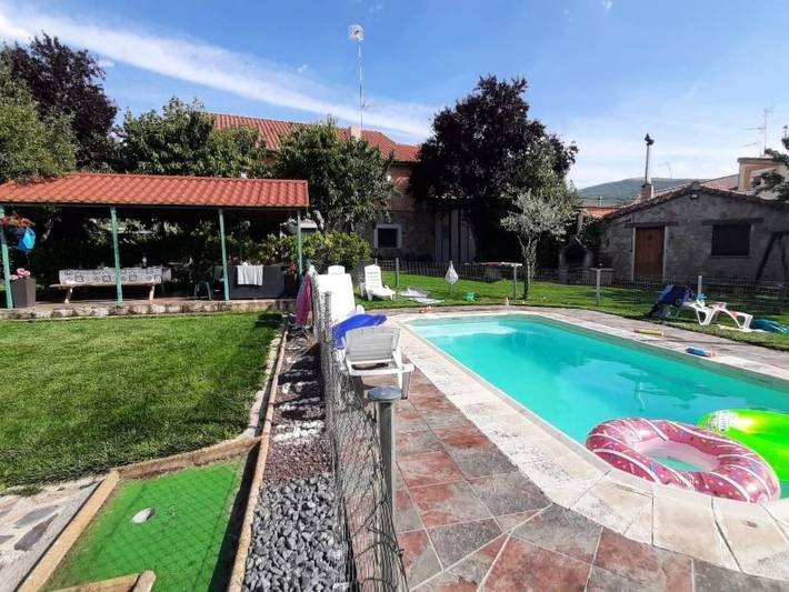 Casa rural para 16 personas, con piscina además de jardín y terraza en Provincia de Salamanca