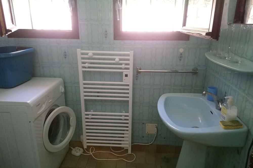 Appartement entier, Appartement F2 de 48 m² avec jardin au rdc  villa à 5 min. à pied des Thermes in Vernet-les-Bains, Parc naturel régional des Pyrénées catalanes