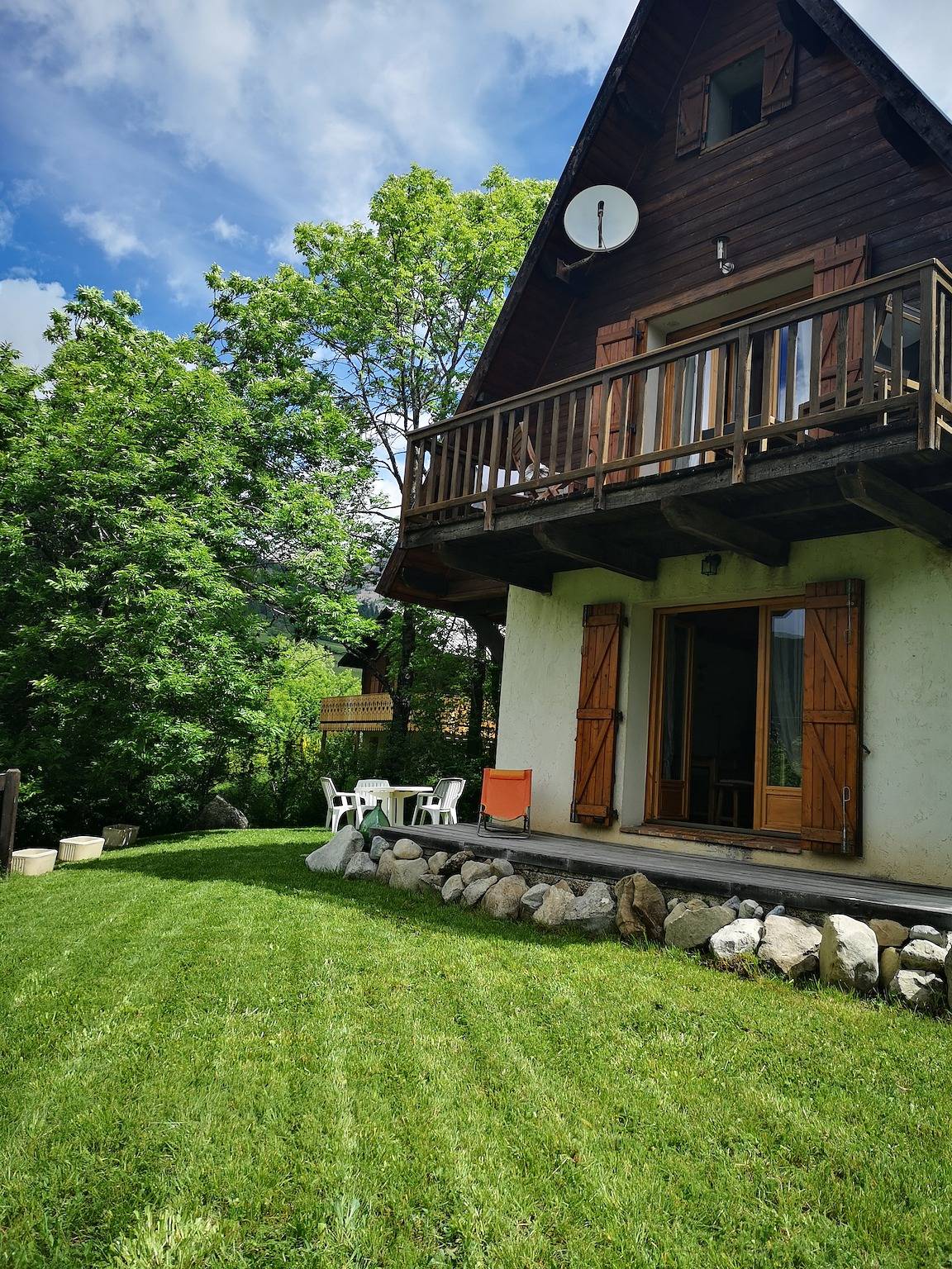 Charmantes Chalet in Allos, Blick in Allos, Castellane und Umgebung