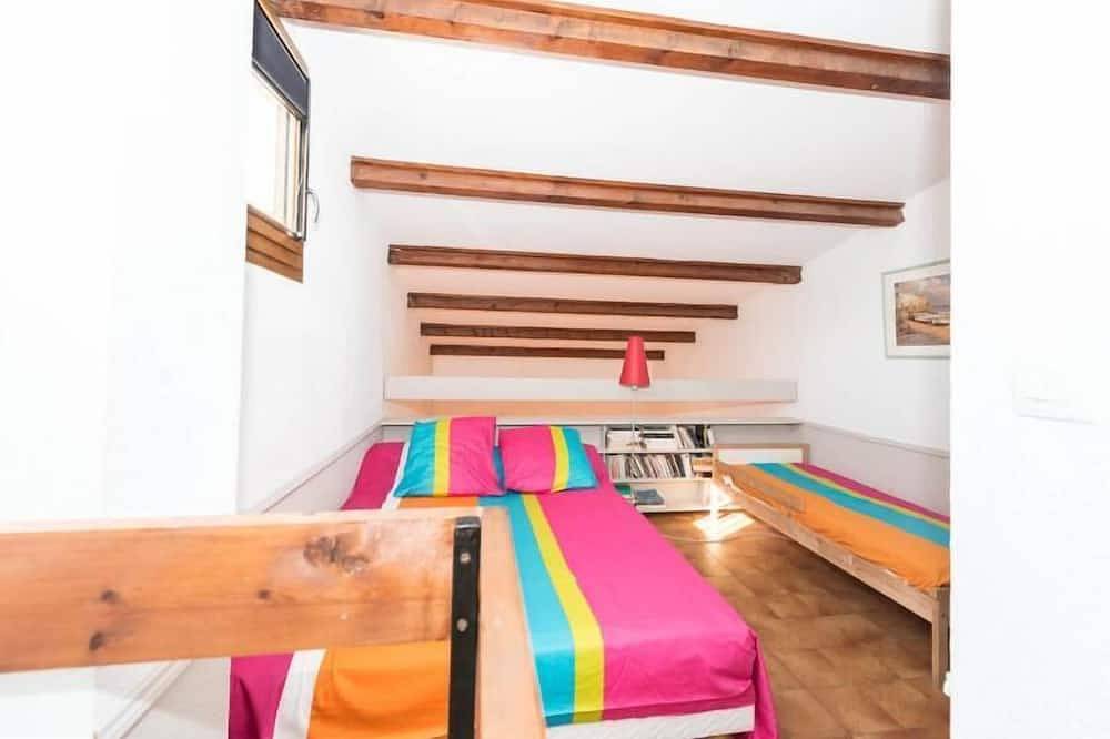 Appartement entier, Appartement 36 m2 dans petite résidence calme et plage de sable fin à 200m in Saint-Cyr-sur-Mer, Région de Toulon