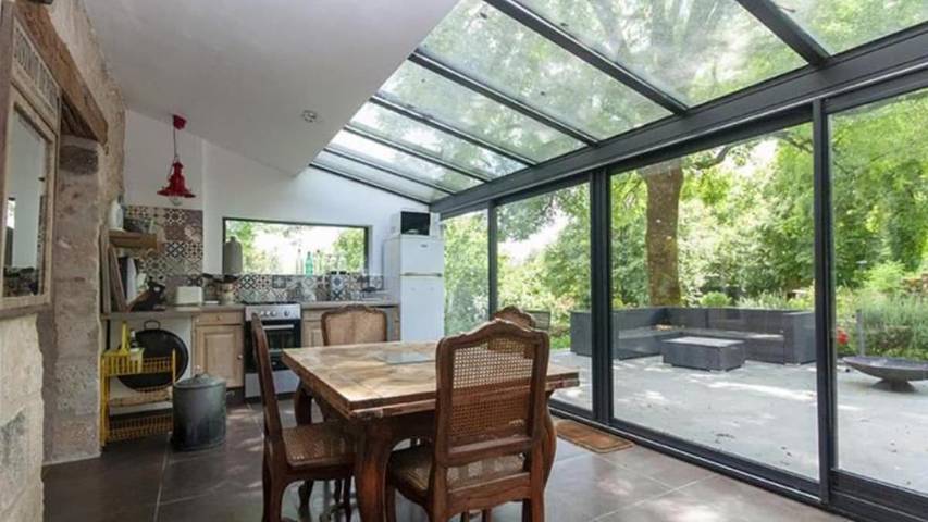 Location de vacances pour 8 personnes, avec terrasse et vue ainsi que jardin et piscine à La Gonterie-Boulouneix - 3