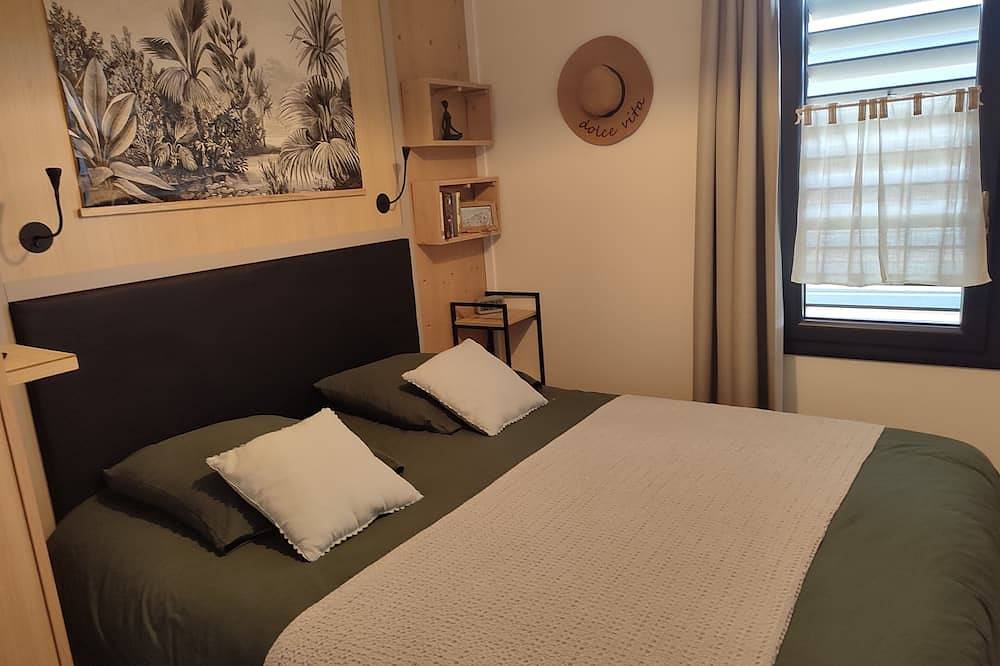 5-person cottage with jacuzzi and pool 300m from the beach in Jullouville, Côte de la Déroute
