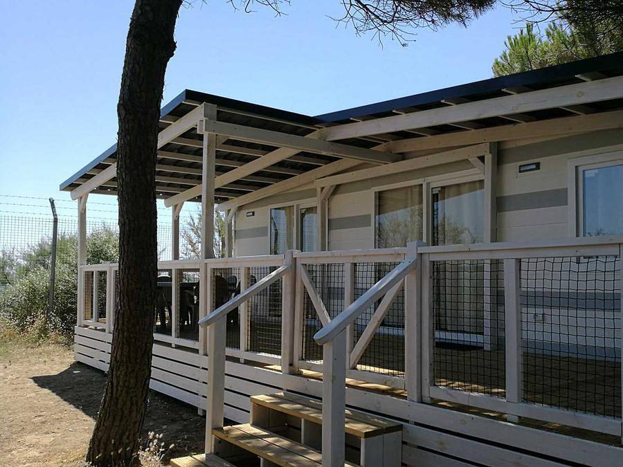 Acogedora casa móvil con terraza cubierta, WiFi y aire acondicionado, a 800 m de la playa in Lido di Jesolo, Jesolo
