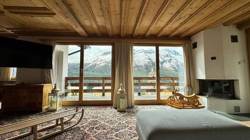 Chalet für 6 Personen, mit Balkon und Terrasse sowie Seeblick und Ausblick in St. Moritz
