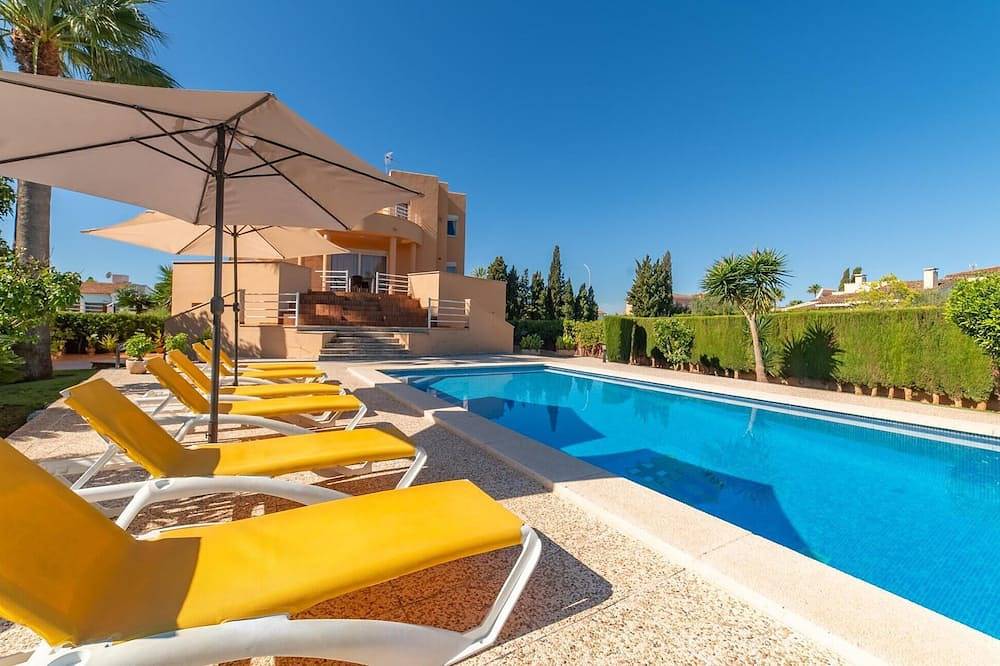 Traumhaftes Haus in Sa Coma mit privatem Swimmingpool, der sowohl drinnen als. in Sa Coma, Sant Llorenç des Cardassar